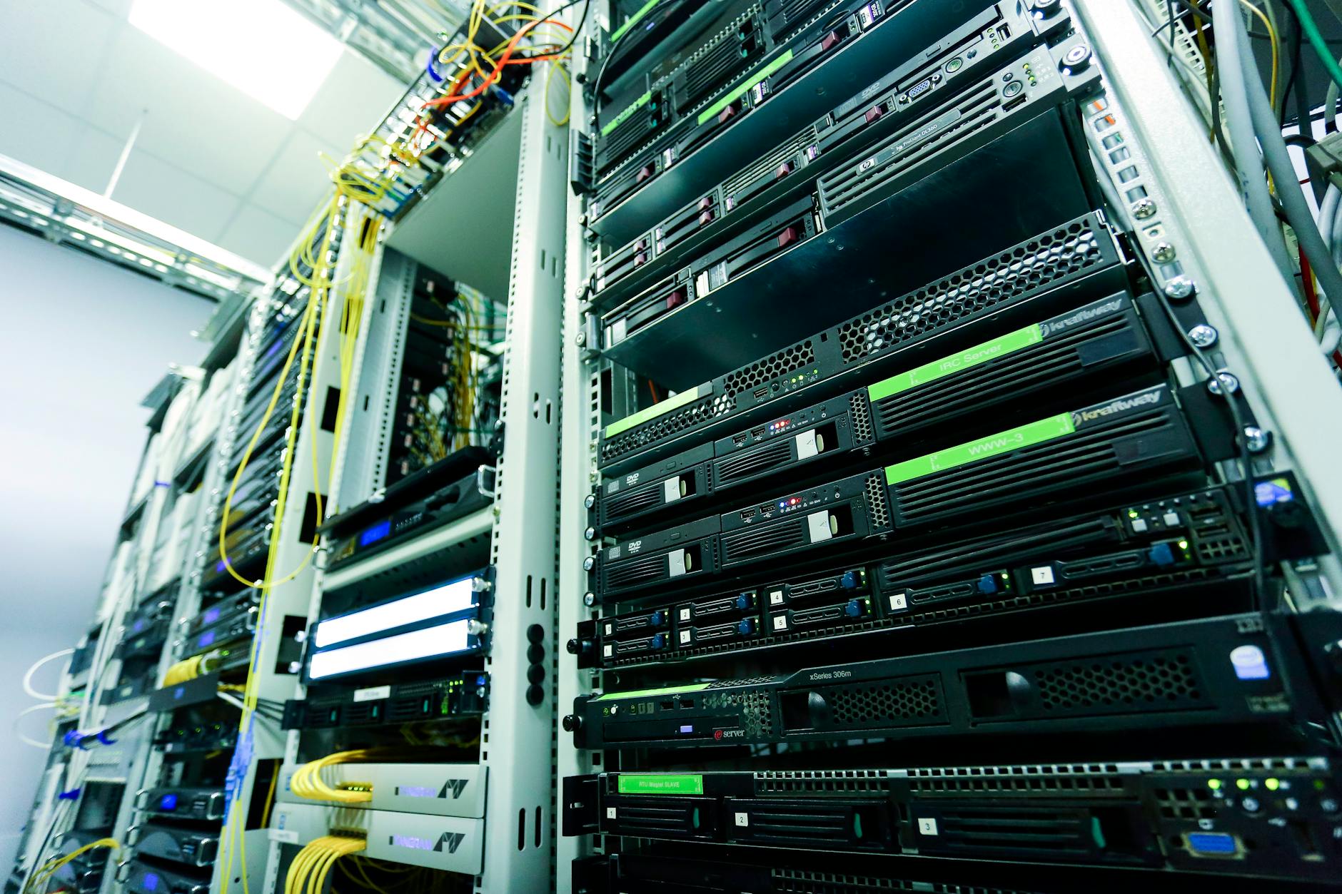 Reliable distributed system architecture showing redundant and fault-tolerant design