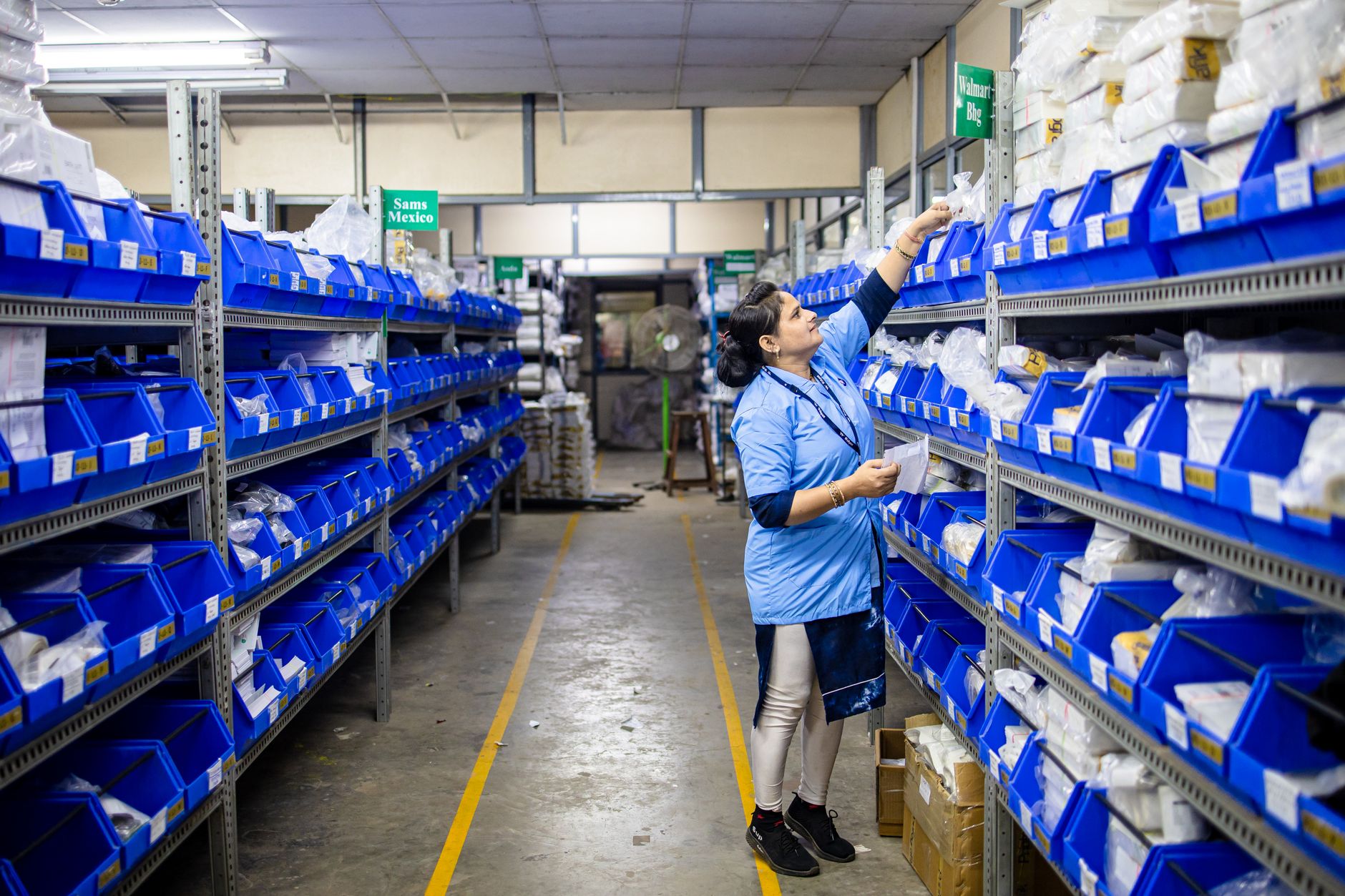 Inventory synchronization between online store and physical retail location
